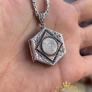 Collar con colgante de medallón y cadena bizantina con versos del Corán "Suras de relajación" escritos, oración, piedra de circón negro, plata 925 para hombre