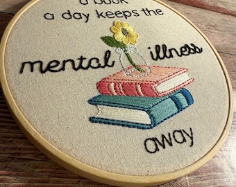 Patrón de bordado con frase sobre salud mental: Libros y flores (Descargar PDF)