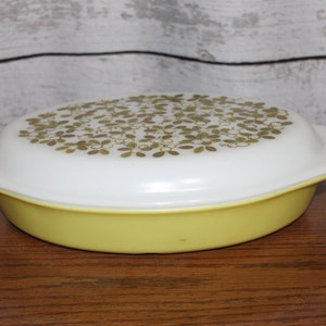 PYREX Verde Olive Divided 1 1/2 Quart Casserole Dish With Lid