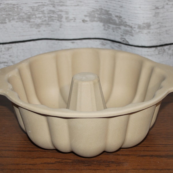 Pampered Chef Fluted Stoneware Vintage Bunt Pan Family Heritage Collection New in Box