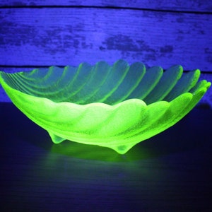 Large Uranium Shell Shaped Fruit Bowl Serving Dish Scalloped Edge