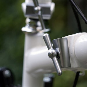 Magnetic self-aligning hinge clamp upgrade kit for Brompton