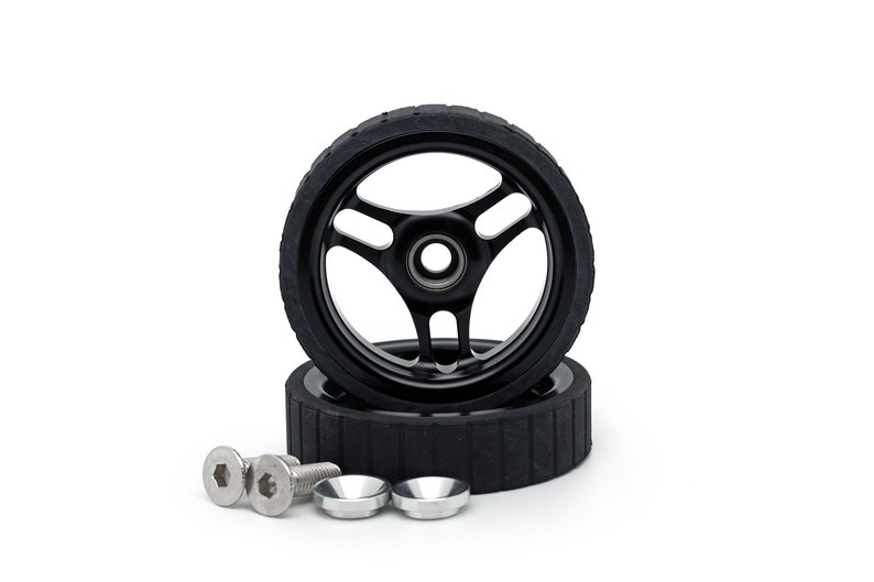 Ruote larghe e facili da montare in lega lavorate a CNC per Brompton, con design a 3 razze sdoppiate. immagine 3