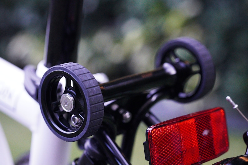 Ruote larghe e facili da montare in lega lavorate a CNC per Brompton, con design a 3 razze sdoppiate. immagine 1