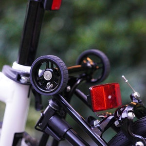Ruote larghe e facili da montare in lega lavorate a CNC per Brompton, con design a 3 razze sdoppiate. immagine 7