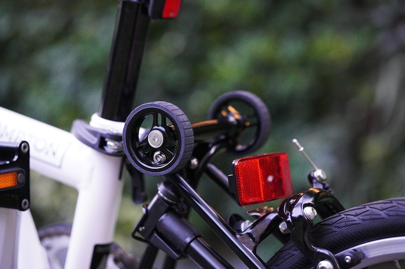 Ruote larghe e facili da montare in lega lavorate a CNC per Brompton, con design a 3 razze sdoppiate. immagine 7