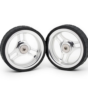 Ruote larghe e facili da montare in lega lavorate a CNC per Brompton, con design a 3 razze sdoppiate. Argento