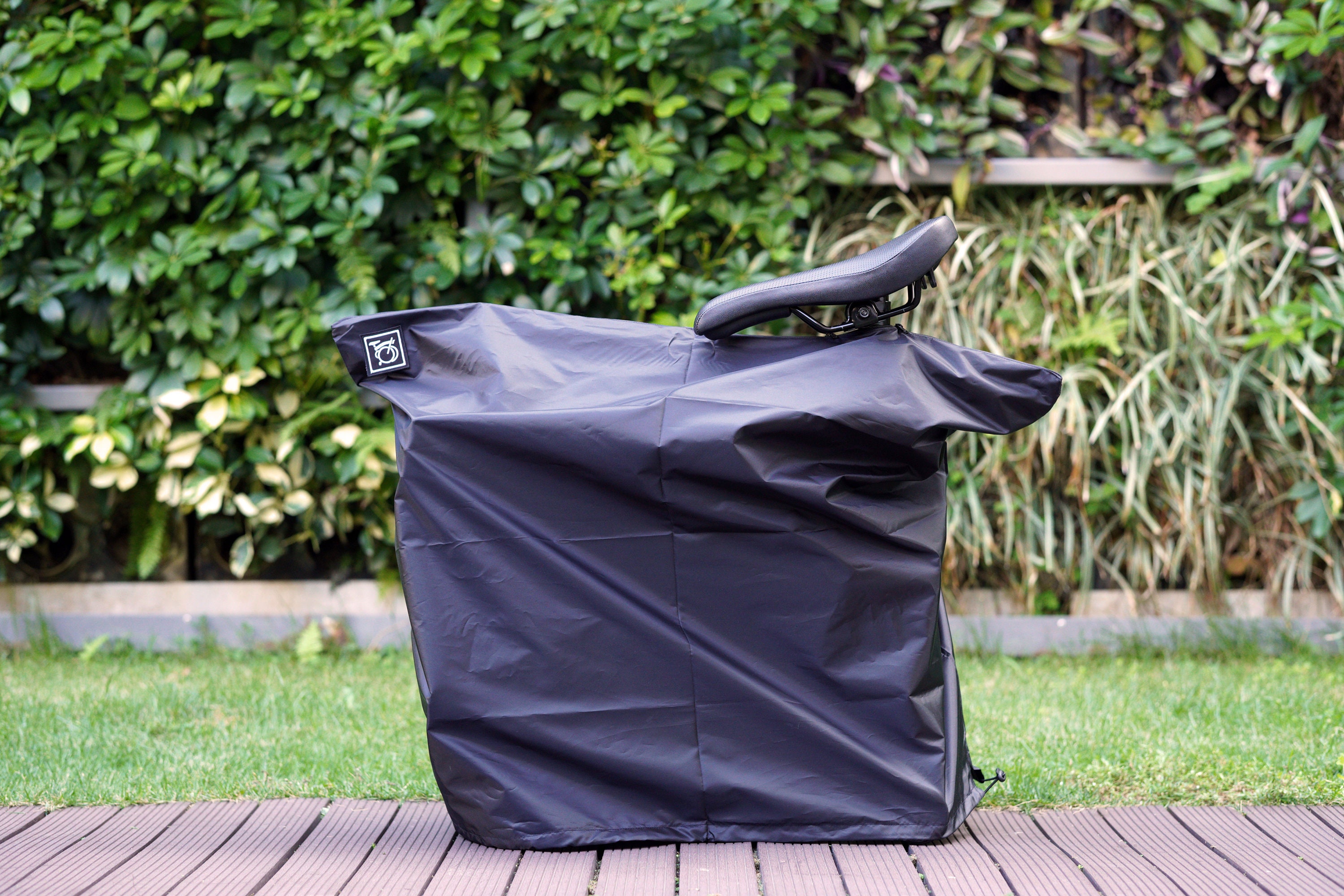 The Gussy: a stylish waterproof rain cover for your purse – Travel by ENTREE