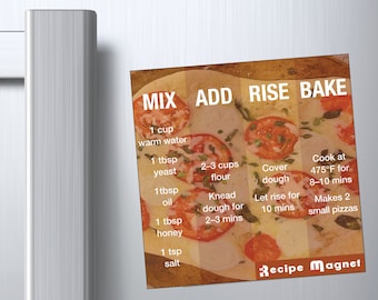 Pode incluir: Um ímã de receita com uma imagem colorida de uma pizza e instruções para fazer pizza. As instruções são divididas em quatro seções: Misturar, Adicionar, Levedar e Assar. O ímã também inclui o texto "Recipe Magnet".
