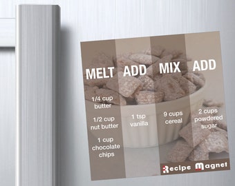 Pode incluir: Um ímã de receita com instruções para fazer uma mistura de lanches. O ímã é dividido em quatro seções: Derreter, Adicionar, Misturar e Adicionar. Os ingredientes listados são: 1/4 xícara de manteiga, 1/2 xícara de manteiga de nozes, 1 xícara de gotas de chocolate, 1 colher de chá de baunilha, 9 xícaras de cereal e 2 xícaras de açúcar em pó.