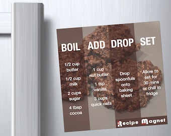 Pode incluir: Um ímã de receita marrom com as palavras "BOIL ADD DROP SET" em texto branco. O ímã tem uma receita de biscoitos de chocolate com os ingredientes listados em quatro colunas: "BOIL", "ADD", "DROP" e "SET". A imagem inclui um close-up de biscoitos de chocolate.