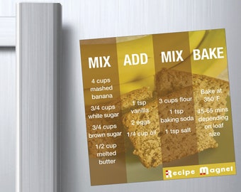 Pode incluir: Um ímã de receita amarelo, castanho e branco com as palavras "MIX ADD MIX BAKE" e uma lista de ingredientes para pão de banana. O ímã também inclui instruções para assar o pão a 350 graus Fahrenheit durante 45-65 minutos, dependendo do tamanho do pão. A parte inferior do ímã diz "Recipe Magnet".