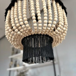 Hölzerne Perlen Kronleuchter,Perlen Leuchte,Boho Decor,Boho Kronleuchter,Boho Lampenschirm,Quaste Kronleuchter,Boho Licht,Rustikal