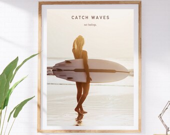 Puede incluir: Una impresión enmarcada con una escena de playa que presenta a una persona sosteniendo una tabla de surf, con el texto "CATCH WAVES not feelings." Debajo, se muestra el texto "Decorate your walls Shop Now", junto con un logotipo.