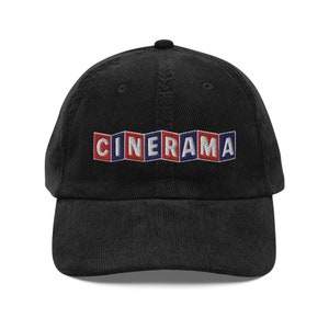 以下が含まれることがあります： 赤、白、青の刺繍で「CINERAMA」ロゴが入った、黒のコーデュロイ製のベースボールキャップです。