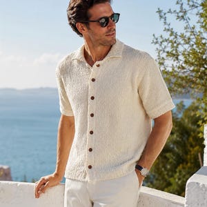 Strickmuster für Herrenhemd (PDF), Kurzarm-Polohemd mit Knopfleiste und Retro-Kragen