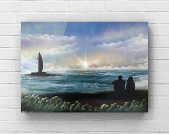 Può includere: Un dipinto che ritrae una coppia in silhouette contro un tramonto sull'oceano. Una barca a vela è in lontananza. Il cielo è un mix di blu, rosa e arancione.