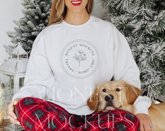 Weihnachten Gildan Sweatshirt 18000 Mockup, Frauen Hund Mockup, Urlaub 3001 Mockup, weißer Pullover Weihnachten
