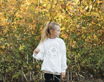 Maqueta de sudadera para niños para niños, maqueta para niños de otoño de otoño, Gildan 18000B blanca Mock, Maqueta de estilo de vida para niños, Simulacro para niños Boho, Simulacro al aire libre