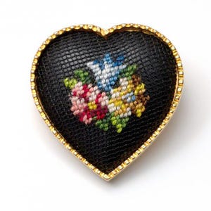 Herzförmige Petit-Point Brosche & Anhänger – florale Stickerei, handgearbeitetes Unikat