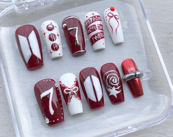 Unghie ispirate ai tour K-pop / Rosso, bianco metallizzato, design grafico per i fandom degli idol