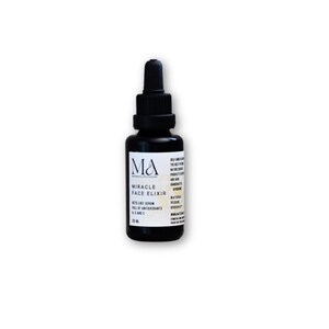 Puede incluir: Una botella de vidrio negro de Miracle Face Elixir con un cuentagotas. La etiqueta presenta las letras "MA" y las palabras "Miracle Face Elixir" y "Acts like serum". La botella contiene 30 ml de producto.