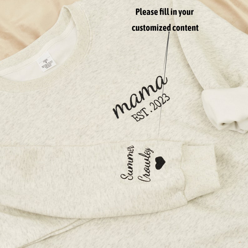 Mama geborduurd sweatshirt, aangepast mama shirt met namen, hart op mouw, mama est jaar hoodie, cadeau voor nieuwe moeder, Moederdag cadeau afbeelding 2