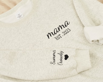 Felpa ricamata Mama, Camicia Mama personalizzata con nomi, Cuore sulla manica, Felpa con cappuccio Mama Est Year, Regalo per la nuova mamma, Regalo per la festa della mamma