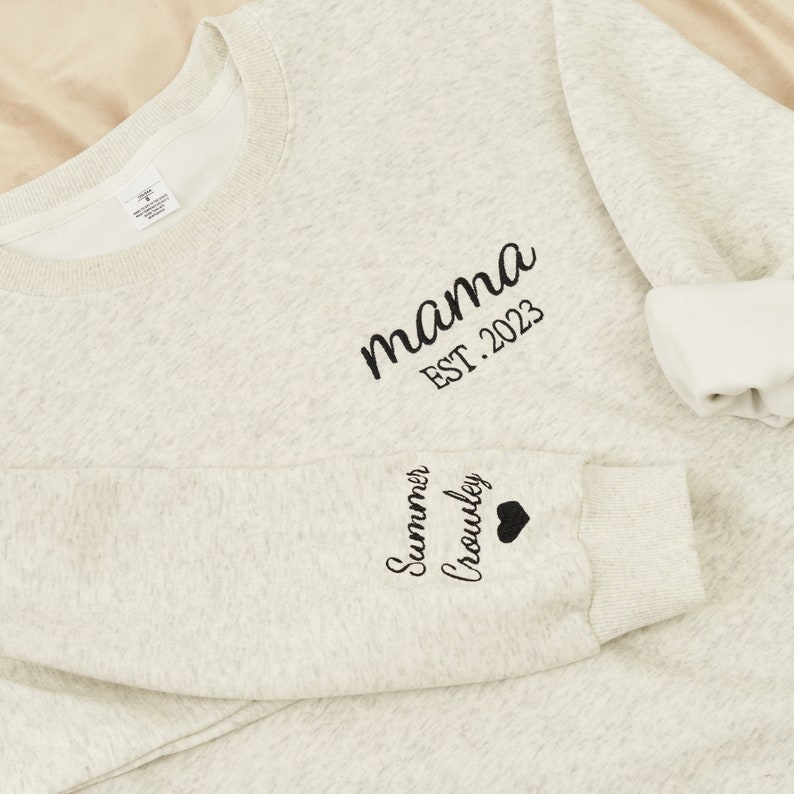 Mama geborduurd sweatshirt, aangepast mama shirt met namen, hart op mouw, mama est jaar hoodie, cadeau voor nieuwe moeder, Moederdag cadeau afbeelding 1