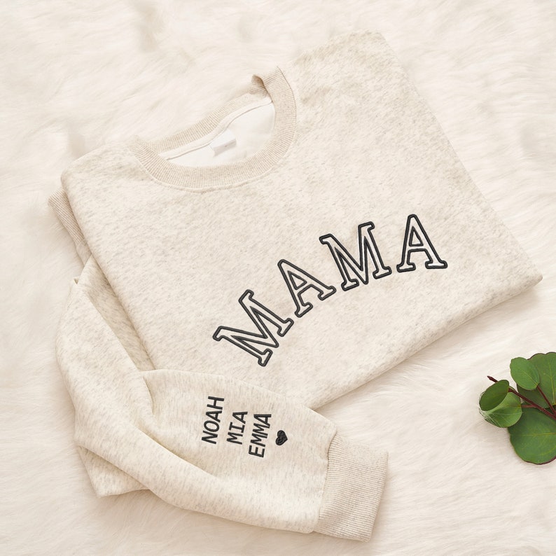 Benutzerdefinierte Mama besticktes Sweatshirt, personalisiertes Mama Sweatshirt, Geburtstagsgeschenk für Mama, minimalistischer cooler Mama Pullover, Muttertagsgeschenk Bild 1
