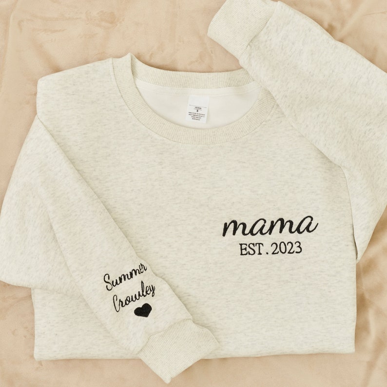 Mama geborduurd sweatshirt, aangepast mama shirt met namen, hart op mouw, mama est jaar hoodie, cadeau voor nieuwe moeder, Moederdag cadeau afbeelding 8