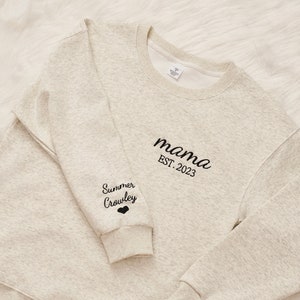 Mama geborduurd sweatshirt, aangepast mama shirt met namen, hart op mouw, mama est jaar hoodie, cadeau voor nieuwe moeder, Moederdag cadeau afbeelding 6