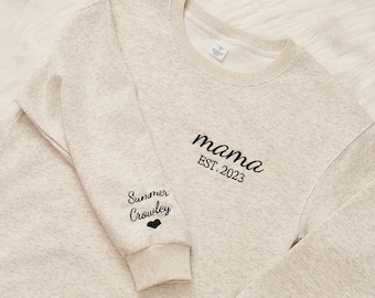 Sweat-shirt brodé maman, chemise maman personnalisée avec noms d'enfants, coeur sur la manche, cadeau de grossesse pour une nouvelle maman, cadeau de fête des mères