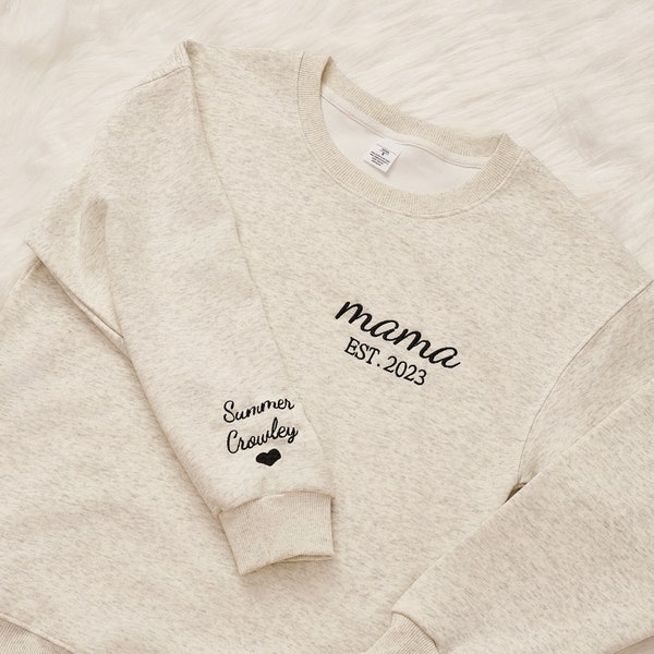 Sweat-shirt brodé maman, chemise maman personnalisée avec noms d'enfants, coeur sur la manche, cadeau de grossesse pour une nouvelle maman, cadeau de fête des mères