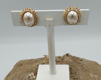 Vintage earrings, Napier earrings, gold plate & faux pearl vintage charm, Circa 1960 earrings, clip on with a screw for complete comfort,