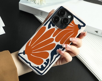 Puede incluir: Una funda de teléfono blanca con un diseño abstracto azul y naranja. La funda tiene un recorte para el objetivo de la cámara y un borde elevado alrededor de los bordes.