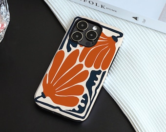 Puede incluir: Una funda para teléfono con fondo blanco y un diseño floral naranja estilizado. La funda tiene un borde azul marino y un recorte para la cámara.