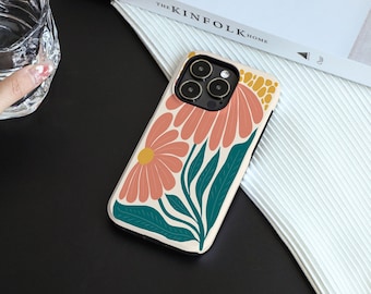 Puede incluir: Una funda para teléfono con un diseño floral con flores rosas, amarillas y verdes sobre un fondo crema. La funda tiene un recorte para la cámara con tres círculos negros.