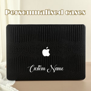 May include: Black laptop case with a crocodile pattern and a white Apple logo. The case has a white inscription that says "Custom Name".