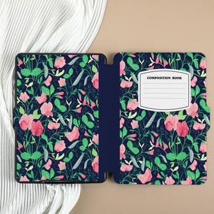 Op de afbeelding: Een blauwe en witte, met bloemen bedrukte hoes voor een e-reader. De hoes heeft een wit label met de tekst "Composition Book".