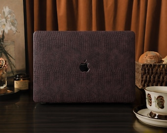 Puce MacBook Hülle mit Krokodildruck | Personalisierte Luxus Gold Initialen Laptop Hülle für Neo A18 Pro 13 "14" 15 ", M2 M3 M4 2026 Air 11/13/15