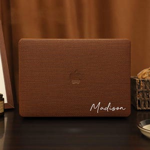 Braun Leinen Leder MacBook Hard Case, Vegan Leder MacBook Cover für Pro 14 16 M1 M2 2023 Air 11/13 Pro 13 2021 2022 Einzigartige Laptop Hülle