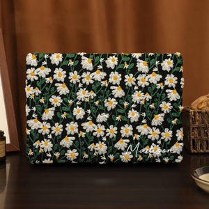 Daisy Embroidery Leder MacBook Hard Case, Vegan Leder MacBook Cover für Pro 14 16 M1 M2 2023 Air 11/13 Pro 13 2021 2022Unique Laptop Case