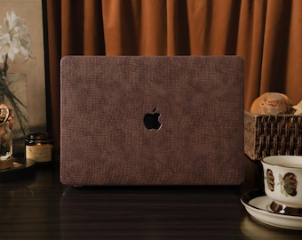 Braun Krokodil Print MacBook Hülle | Personalisierte Luxus Gold Initialen Laptop Cover für Pro 13 "14" 15 "16", M1 M2 M3 M4 2026 Air 11/13/15
