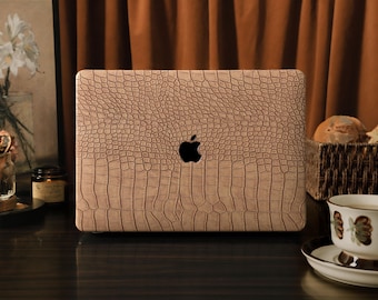Toffee Krokodil Print MacBook Hülle | Personalisierte Luxus Gold Initialen Laptop Cover für Pro 13 "14" 15 "16", M1 M2 M3 M4 2026 Air 11/13/15