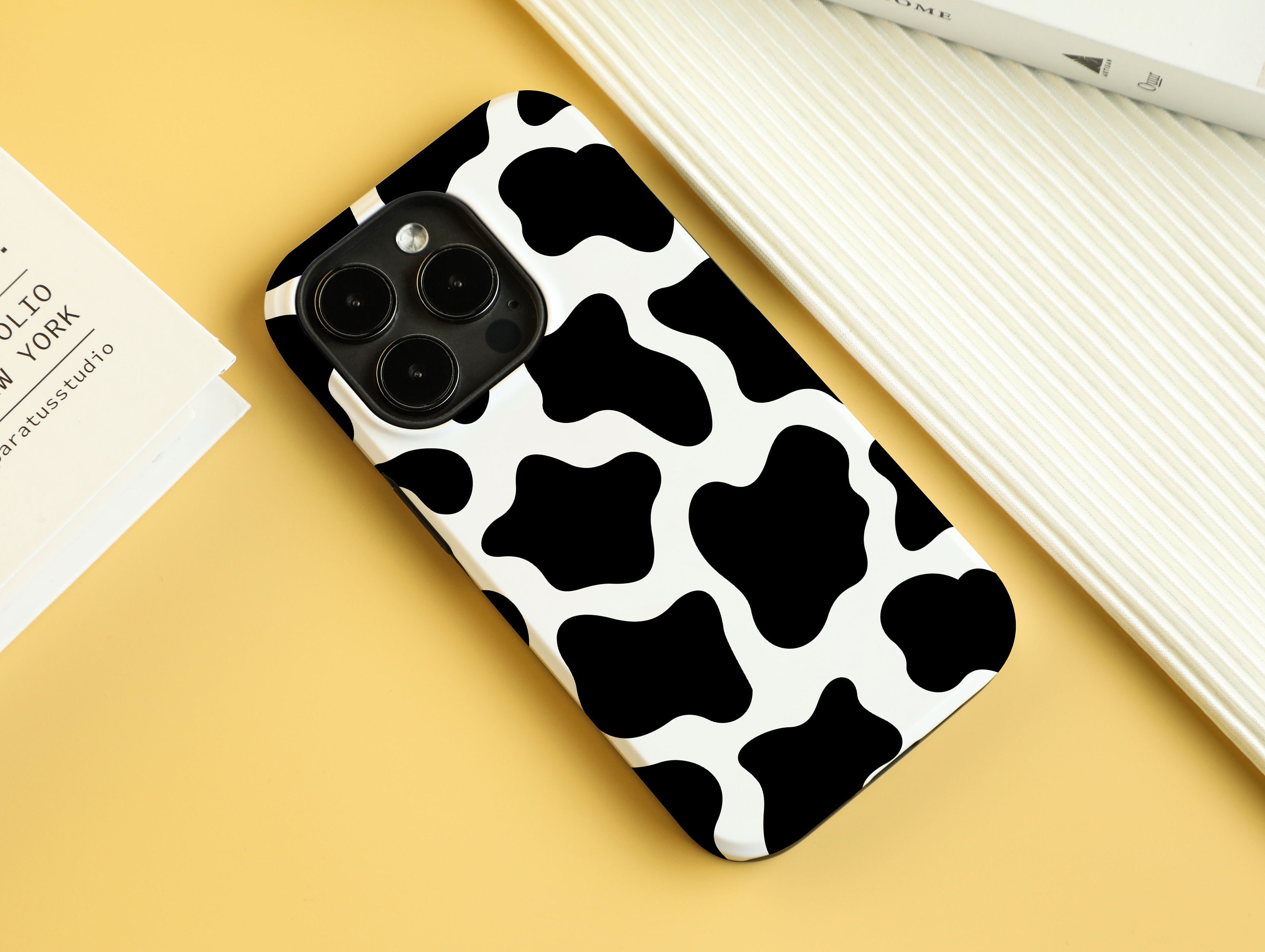 かわいい牛柄の携帯電話ケース iPhone 15 ケース、iPhone 15 Pro Max