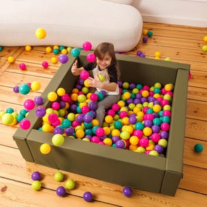 Olivgrüner Bällebad - Bällebad für Kleinkinder, Bällebad aus veganem Leder, Indoor-Spielzimmer-Spielzeug, maßgeschneiderte Ballfarben - HappyBasia