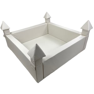 Può includere: Un box quadrato bianco con quattro torrette angolari. Il box è realizzato in un materiale morbido e imbottito, creando uno spazio sicuro e chiuso per i bambini. Il design ricorda un castello in miniatura, offrendo un'estetica giocosa.