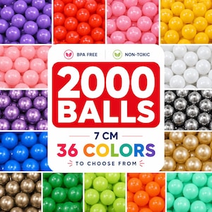 Op de afbeelding: Een collectie van 2000 plastic ballen in 36 kleuren, elk met een diameter van 7 cm. Het centrale witte label bevat de tekst 2000 BALLS, 7 CM en 36 COLORS TO CHOOSE FROM, samen met BPA FREE en NON-TOXIC iconen in rood en groen.