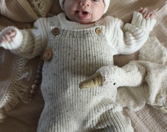 Baby Strampler Strick | Baby Latzhose | Chunky Rib Baby Hose | Nachhaltige Babybekleidung